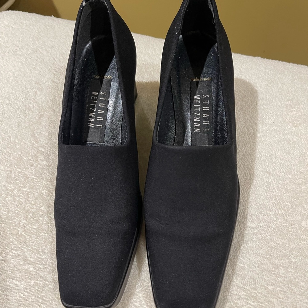Stuart Weizmann sz 5 1/2 B but it feels narrow black material exterior.